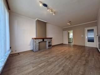 Dit gezellig gelijkvloers appartement bevindt zich op een uiterst centrale ligging in Heist, op wandelafstand van winkels, openbaar vervoer...