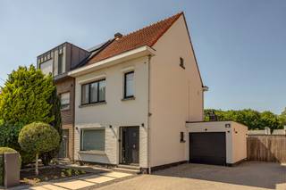 <p><span><strong><u>WONING</u></strong></span></p>
<p><span><strong>NIVEAU 0<br /></strong>Inkomhal, voorzien van afzonderlijk gastentoilet.</span><br /><span>Leefruimte ca. 35m².</span><br /><span>Open keuken ca. 20m².</span><br /><span>Inpandige garage, met was voorzieningen.</span></p>
<p><span><strong>NIVEAU +1<br /></strong>Nachthal, voorzien van bureauhoek.</span><br /><span>1<sup>ste</sup> slaapkamer ca. 15m².</span><br /><span>2<sup>de</sup> slaapkamer ca. 11m².</span><br /><span>Badkamer.</span></p>
<p><span><strong>NIVEAU +2<br /></strong>Nachthal.</span><br /><span>3<sup>de</sup> slaapkamer ca. 20m².</span><br /><br /><span><strong>BEWOONBARE OPPERVLAKTE<br /></strong>De vermelde “bewoonbare oppervlakte” is gebaseerd op de “bruikbare vloeroppervlakte” zoals vermeld in het EPC.</span></p>
<p><span><strong><u>PERCEEL<br /></u></strong>Prachtig aanlegde, uitzonderlijke ruime en zonnige <strong>tuin</strong>, voorzien van zwemvijver en <strong>polyvalent bijgebouw</strong> (thuiskantoor, ontspanningsruimte, hobbykamer, … voorzien van kachel).</span></p>
<p><span><strong>Dubbele oprit</strong>, met toegangspoort naar tuin.</span></p>
<p><span><strong><u>POSITIEVE PUNTEN<br /></u></strong>* Gelegen op een <strong>gunstige locatie</strong> (nabij de Schotense Vaart, aanpalend de wijken “Berkenrode” en “Schotenhof”, nabij het centrum, centraal, …).</span><br /><span><strong>* Instapklare woning</strong> met garage én dubbele oprit.</span><br /><span>* Prachtig aangelegde, uitzonderlijke ruime en zonnige<strong> tuin</strong>, voorzien van zwemvijver en <strong>polyvalent bijgebouw.</strong></span></p>