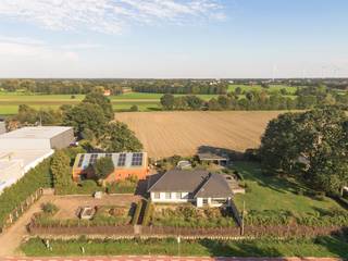 Deze lichtrijke villa werd gerenoveerd in 2012 en is gebouwd op een ruim perceel van 3.112 m² en is voorzien van een ruime loods.<br /><br />We betreden de woning via de inkomhal achteraan de woning, die toegang geeft tot de mooie eetkamer. De eetkamer op eiken parketvloer heeft veel lichtinval door de grote raampartijen en is voorzien van een pelletkachel.<br /><br />Aansluitend komen we in de open keuken, ingericht met oven, combi oven, inductiekookplaat, ingebouwde vaatwasser, spoelbak en veel kastruimte. <br /><br />Naast de keuken treffen we een wasplaats met aansluitingen voor wasmachine en droogkast.<br /><br />De gezellige en lichtrijke woonkamer op eiken parketvloer heeft een houtkachel.<br /><br />Verder is er via de nachthal op het gelijkvloers toegang tot drie ruime slaapkamers, allen op mooie parketvloer en een badkamer met douche, ligbad en dubbele lavabo. Ten slotte nog een berging en een apart toilet met handenwasser.<br /><br />Via de gebogen eiken trap is er toegang tot de eerste verdieping die als volgt is ingedeeld:<br /><br />Op de eerste verdieping bevindt zich de zeer ruime hoofdslaapkamer met fijn dakterras en een eigen dressing. Via een luik is er toegang tot een kruipruimte langsheen het dak.<br /><br />Verder treffen we nog een bureauruimte, een apart toilet en een veelheid aan ingemaakte kasten.<br /><br />De oost georiënteerde tuin werd mooi aangelegd en is voorzien van een aangenaam overdekt terras in douglashout met elektriciteitsaansluiting. Er is een mooi verzicht op de achterliggende weilanden.<br /><br />Verder beschikt de tuin over meerdere niet-overdekte terrassen, een mooie koivijver en een opbouwzwembad.<br /><br />Links naast de woning staat de loods van 10 meter x 20 meter. 40 m² van deze ruimte is momenteel in gebruik als houtopslag.<br /><br />De loods werd 3 cm geïsoleerd en er is water- en elektriciteitsaansluiting aanwezig, momenteel is deze praktisch opgedeeld in twee compartimenten. Enerzijds een atelier/werkruimte en anderzijds een grote opslagruimte met zolder. De toegangspoort is extra hoog.<br /><br />Vooraan op het perceel is er veel parkeergelegenheid.<br /><br />Algemeen:<br />- EPC label B<br />- Ideaal voor zelfstandigen door de ruime loods.<br />- Asbestveilig<br /><br />De villa is centraal gelegen in Essen, vlakbij alle voorzieningen zoals winkels, scholen en openbaar vervoer.<br /><br />De oprit van de autosnelweg en de grens met Nederland zijn tevens vlakbij.