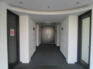 Nice office space in a quiet environment close to the Ring of Brussels. Very good located and very easily accessible. For rent per unit or for sale as a whole.