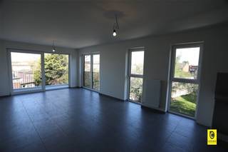 Strak en modern 2-slaapkamer appartement met ruim terras & een ruime garagebox Dit lichtrijk appartement gelegen op een zeer gunstige locatie nabij...