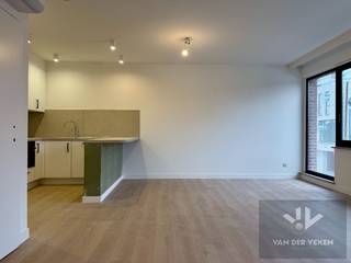 <strong>Dit appartement is onmiddellijk beschikbaar!<br />Lage vaste maandelijkse kosten: slechts € 25,00 per maand!<br />Inclusief garagebox!</strong><br /><br />Ben je op zoek naar een instapklaar plekje met charme én comfort? Dan is dit jouw kans!<br /><br />Dit knusse appartement in het centrum van Wellen is volledig vernieuwd met een gloednieuwe keuken, moderne badkamer, stijlvolle vloeren én fris schilderwerk.<br /><br />Met 2 slaapkamers, een open en lichtrijke leefruimte met terras is het hier heerlijk vertoeven. Bovendien geniet je van een gemeenschappelijke tuin aan de achterzijde van het gebouw, ideaal voor rustige momenten in het groen.<br /><br />Het appartement is voorzien van een gloednieuwe warmtepomp, de elektriciteit werd geoptimaliseerd én conform gekeurd voor 25 jaar en met een EPC label B zit je hier heel energiezuinig! Kortom, zorgeloos en duurzaam wonen in het centrum van Wellen!<br /><br />Word jij de nieuwe bewoner van dit prachtig appartement? Surf naar www.vdv-vanderveken.be, kies bij "TE HUUR" voor dit pand en vul de kandidatenfiche in (klik in het gouden balkje op "Ik wil dit pand graag huren!"). Wij contacteren je voor een afspraak! 