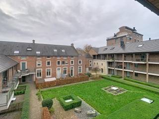 In het hart van Hoegaarden bevindt zich deze nieuwbouw duplex, een ruim en comfortabel appartement.Beneden bevindt zich een eerste slaapkamer die ook...