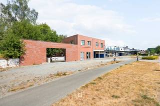 Bent u op zoek naar <strong>een uiterst ruim en veelzijdig vastgoed met een ijzersterke commerciële uitstraling, </strong>een comfortabele woonmogelijkheid én een uitstekende bereikbaarheid? Dit vrijstaande complex met mega breedte aan de straat op de Brakelsesteenweg <strong>465/467/467A </strong>te Ninove biedt een uitzonderlijke combinatie van verschillende functies op een aanzienlijk terrein. Gelegen langs een drukke verbindingsweg beschikt dit eigendom over een <strong>uitstekende visibiliteit en een snelle ontsluiting richting</strong> het centrum van Ninove, Aalst, Geraardsbergen, Brakel en de N45/N8/N460. Het vormt daarmee een unieke opportuniteit voor ondernemers, zelfstandigen, KMO's, investeerders of wie wonen en werken wil combineren Het hoofdperceel omvat een vrijstaand commercieel gebouw over twee bouwlagen, bestaande uit een ruime <strong>toonzaal of commerciële ruimte van circa 716 m²,</strong> <strong>een kantoorruimte van circa 210 m² en een afzonderlijk appartement van circa 114 m² (linkse deel nieuw gebouwd in 2015)</strong>. Daarnaast is het pand uitgerust met meerdere sanitaire voorzieningen, een geïnstalleerde keuken en badkamer, inpandige en uitpandige garagevoorzieningen, alsook ruime parkeergelegenheid voor meerdere wagens. Het geheel beschikt over een gezellig terras met tuin, centrale verwarming op aardgas, airco en een alarm. <strong>De totale opp. van het hoofdperceel bedraagt 2.848 m², maar het aanbod wordt nog aanzienlijk versterkt door een bijhorend, afzonderlijk perceel landbouwgrond van maar liefst 5.608 m². </strong>Dankzij de synergie tussen de ruime commerciële volumes, kantoorruimte, woongedeelte en de royale buitenoppervlakte leent het eigendom zich uitstekend voor diverse bedrijfsactiviteiten in een dynamische omgeving vol handelszaken, kantoren, scholen en sportfaciliteiten. De verschillende entiteiten bieden bovendien mogelijkheden om het vastgoed flexibel te benutten of, <strong>mits de nodige stedenbouwkundige goedkeuringen, afzonderlijk te benaderen.</strong> Het eigendom wordt aangeboden als één geheel en biedt een zeldzame combinatie van mogelijkheden in de regio. Contacteer ons voor bijkomende informatie, documenten of een bezoek ter plaatse. ** De beschreven mogelijkheden zijn steeds onder voorbehoud van de toepasselijke stedenbouwkundige voorschriften en vergunningen ten laste van de koper. EPC LABEL X (rechtse gebouw) EN EPC LABEL A (linkse gebouw).