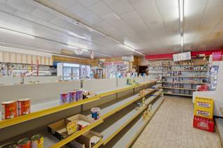 <strong>Omgeving</strong><br />Het pand is gelegen op een commerciële hoeklocatie in Ledeberg, met een uitstekende visibiliteit en een vlotte bereikbaarheid. De grote etalageramen zorgen voor een sterke aanwezigheid in het straatbeeld en bieden volop mogelijkheden om de handelsruimte zichtbaar te maken. In de directe omgeving bevinden zich diverse winkels, handelszaken en dagelijkse voorzieningen. Dankzij de goede bereikbaarheid met zowel de wagen als het openbaar vervoer is dit een interessante locatie voor ondernemers die op zoek zijn naar een goed gelegen handelsruimte.<br /><br /><strong>Indeling</strong><br />Het pand beschikt op het gelijkvloers over een ruime commerciële winkelruimte aan de straatzijde, voorzien van grote etalageramen die zorgen voor een aangename lichtinval en een uitstekende zichtbaarheid. Aansluitend bevindt zich een ruime magazijn- en opslagruimte, wat zorgt voor een praktische combinatie van commerciële ruimte en stockagemogelijkheden. Verder zijn er sanitaire voorzieningen met een toilet en badkamer aanwezig.<br /><br />Via de inpandige garage met inrijpoort is er rechtstreeks toegang tot de private binnenkoer. Deze praktische buitenruimte biedt extra mogelijkheden voor laden en lossen, stockage of parkeren op eigen terrein.<br /><br /><strong>Troeven</strong>
<ul>
<li>Commerciële hoekligging met uitstekende visibiliteit</li>
<li>Grote etalageramen en ruime winkelruimte</li>
<li>Aparte magazijn- en opslagruimte</li>
<li>Inpandige garage met inrijpoort</li>
<li>Vlotte bereikbaarheid in Ledeberg</li>
</ul>
<br />Heeft u interesse in deze woning? Neem dan contact met ons op via 0484 14 96 86 of info@oko.immo.