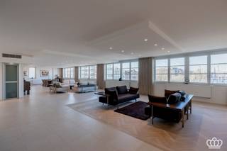 <p><span>Exclusief appartement gelegen in het “Koninklijk Entrepot” op het Eilandje met een adembenemend panoramisch uitzicht op de jachthaven “Willemdok’ en het MAS. </span></p><p><span>Het ruime appartement van ca. 300 m² kenmerkt zich door zijn unieke ontwerp, de vele raampartijen en hedendaagse technieken en omvat o.a. 4 slaapkamers en 2 badkamers. </span></p><p><span> </span></p><p><span>Het appartement bevindt zich op de derde verdieping. </span></p><p><span>Inkomhal met vestiaire en gastentoilet. Deze hal geeft toegang tot een ruime slaapkamer. Vervolgens leidt de hal naar de indrukwekkende en lichte leefruimte, die een oppervlakte heeft van ca 145 m².</span></p><p><span>De grote raampartijen overspoelen de ruimte met natuurlijk licht en geven een panoramisch uitzicht.</span></p><p><span>Aan de linkerzijde van de leefruimte bevindt zich een eetruimte, grenzend aan een luxe ingerichte Bulthaup-keuken. </span></p><p><span>Achter de keuken bevinden zich twee extra slaapkamers of kantoorruimtes, evenals een badkamer die ook dienst doet als wasplaats, uitgerust met een douche, wastafel en voorzieningen voor een extra toilet. </span></p><p><span>Verder nog een extra bergruimte.</span></p><p><span>Aan de andere zijde van de leefruimte bevindt zich de masterbedroom, bestaande uit een slaapkamer, een dressing met ingebouwde kasten en een luxueuze badkamer met inloopdouche, ligbad, dubbele wastafel en apart toilet.</span></p><p><span> </span></p><p><span>Bijzonderheden:</span></p><p><span>- Initieel waren het twee appartementen dewelke zijn samengevoegd tot 1 groot appartement - Oorspronkelijk was er een inpandig terras voorzien, het is mogelijk om dit alsnog te realiseren. </span></p><p><span>- Mogelijkheid tot aankopen van een aparte autostaanplaats voor €50.000.</span></p><p><span>- Incl. ruime berging.</span></p><p><span>- Het appartement is uitgerust met airco en moderne voorzieningen zoals videofonie, alarmsysteem en een extra beveiligde inkomdeur.</span></p><p><span>- Gelegen op een rustige locatie in hartje Antwerpen, op loopafstand van gezellige restaurants, cafés en winkels. </span></p><p><span>- De locatie biedt gemakkelijke toegang tot belangrijke invalswegen.</span></p><p><span>- Een appartement op een toplocatie die aan alle moderne wensen voldoet.</span></p><p><span> </span></p>
