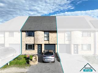 In een kindvriendelijke, doodlopende straat vind je deze instapklare woning uit 2002 met een uitstekende ligging nabij winkels, openbaar vervoer en de E403. Bij het binnenkomen word je ontvangen in de inkomhal die leidt naar de ruime, lichtrijke woonkamer met warme parketvloer — de perfecte plek voor een gezellige zithoek en eethoek. Aansluitend bevindt zich de halfopen, hyper-geïnstalleerde keuken met ruimte voor een ontbijttafel. Zowel vanuit de keuken als de woonkamer heb je een mooi zicht op de tuin en directe toegang tot het terras. Op het gelijkvloers is er verder een gastentoilet, een handige berging en een inpandige garage.<br />Op de eerste verdieping bevinden zich drie slaapkamers, een apart toilet en een badkamer met ligbad, douche en dubbel lavabomeubel. De vaste trap brengt je naar de tweede verdieping met een vierde slaapkamer en extra opbergruimte. De woning wordt verwarmd met centrale verwarming via een condenserende hoogrendement gaswandketel, en de elektriciteit is conform het AREI. <br />De volledig omheinde tuin is mooi aangelegd met een ruim terras aan de woning en een tweede terras bij het tuinhuis — ideaal om te genieten van de avondzon. Vooraan is er een verzorgde voortuin en oprit. (sted. inl.: Vg,Wug en Wg, Gmo,Gvkr,Vv)