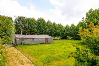 Mooie hoeve met ruime nieuwbouwwoning, schuur en stal op en met grond te koop te Aalter.<br />De hoeve is gelegen in agrarisch gebied op een perceel 7.641 m² in het mooie landelijke Lotenhulle.<br />De woning is casco afgewerkt, inclusief technieken en wordt reeds bewoond door de eigenaar die er ook een kinderopvang uitbaat.<br />Gezien er anders gebouwd is dan vergund, is regularisatie van de woning mogelijk door een koper landbouwer in hoofdberoep.<br />Er kan gekocht worden door een koper-landbouwer onder de opschortende voorwaarde van bekomen regularisatievergunning.<br />Zeer interessante eigendom voor wie creatief is!<br /><br /> 