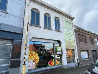 Deze voormalige groenten- en fruithandel is te huur. Alle infrastructuur is nog aanwezig!INDELING * ingerichte winkel met koeltoog en rekken *...