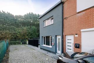 <p><span>Rustig wonen met alle voorzieningen binnen handbereik? Deze instapklare halfopen bebouwing ligt op het einde van een doodlopende straat in Burcht en combineert een rustige ligging met hedendaags wooncomfort.</span></p><p><span> </span></p><p><span>Dankzij de kwalitatieve totaalrenovatie in 2021 hoeft u zelf geen renovatiewerken meer te voorzien. Ook op energetisch vlak werd de woning grondig aangepakt: gevelisolatie, zonnepanelen en een thuisbatterij dragen bij aan het gunstige EPC-label B. Zo kiest u voor een verzorgde woning waar u meteen comfortabel kunt wonen.</span></p><p><span> </span></p><p><span>Enkele troeven in een notendop:</span></p><p><span>- Kwalitatieve totaalrenovatie in 2021</span></p><p><span>- EPC-label B en asbestveilig</span></p><p><span>- Oprit en bijzonder ruime garage</span></p><p><span>- Veel natuurlijk daglicht dankzij grote raampartijen</span></p><p><span>- Drie volwaardige slaapkamers</span></p><p><span> </span></p><p><span>Indeling</span></p><p><span>Via de inkomhal betreedt u de aangename, lichtrijke leefruimte met aansluitend de open, volledig ingerichte keuken. Verder bevinden zich op het gelijkvloers een badkamer met ligbad, douche en dubbele wastafel, een praktische berging en een bijzonder ruime garage.</span></p><p><span>Buiten geniet u van een aangenaam terras en een onderhoudsvriendelijke tuin met kunstgras. Het perceel wordt afgesloten door een automatische poort. De oprit biedt bijkomende parkeergelegenheid.</span></p><p><span> </span></p><p><span>De eerste verdieping omvat twee ruime slaapkamers van circa 15 m² en 12 m². Op de tweede verdieping bevindt zich de ruime derde slaapkamer.</span></p><p><span> </span></p><p><span>Zoekt u een afgewerkte woning waar u zonder verbouwzorgen meteen uw intrek kunt nemen? Contacteer Axel Lenaerts voor meer informatie of een bezoek ter plaatse.</span></p><p><span> </span></p>