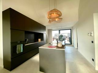 In het centrum van Sint Antonius vinden we dit zeer recente appartementsgebouw terug.<br />Op de 3de verdieping vinden we deze prachtige penthouse met 2 slaapkamers terug.<br />Het appartement is toegankelijk via de lift.<br /><br />Indeling: inkomhal met een apart gastentoilet, zeer ruime en lumineuze leefruimte voorzien van ingemaakte kasten en een volledig geïnstalleerde open keuken en langs beiden kanten zijn er mooie ruime terrassen voorzien, achter de keuken is er een ruime berging voorzien met aansluiting voor wasmachine en droogkast, twee volwaardige slaapkamers waarvan één met ingemaakte kasten, badkamer met bad, dubbel lavabomeubel en inloopdouche.<br /><br />Achteraan het gebouw is er een open parkeerplaats voorzien, reeds inbegrepen in de huurprijs.<br /><br />Gemeenschappelijke kosten: Een provisie van € 100/maand voor het onderhoud van de gemeenschappelijke delen en de lift.<br />Alle nutsvoorzieningen zijn rechtstreeks af te sluiten door de huurder.<br /><br />Voor meer informatie of een bezichtiging ter plaatse, contacteer Lieselotte via lieselotte@reds.be.