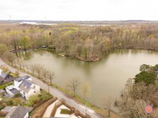 PLAN JOUW BEZOEK: calendly.com/office-julimmo/victordewitstraatIn het rustige Hingene vinden we deze af te breken woning terug. Volgens velen de...