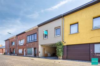 Welkom in deze charmante woning in het hart van Aalst! Deze instapklare woning combineert hedendaags comfort met een uitnodigende uitstraling,...