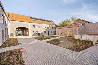 <p>Het project Hof Van Rijkel komt aan de Dionysius van Leeuwenstraat te liggen, aan de rechterzijde van de Sint-Jozefkerk, op de site van de oude pastorie, de parochiezaal en de naastgelegen vierkantshoeve. Geen plaatsvervangende nieuwbouw, wel een herbestemmingsplan dat de authenticiteit van de bestaande gebouwen koppelt aan de woonbehoeften van vandaag.</p><p>De 15 wooneenheden delen onder andere een binnenkoer, bergruimte, twee grote tuinzones, parkeerplaatsen en een gemeenschappelijk commonhouse en toch beschikt elke woning ook over veel privacy met een eigen, afgeschermde tuin of terras.</p><p>Hof van Rijkel is een ecologisch voorbeeldproject. Duurzame investeringen zoals een warmtepomp, vloerverwarming en balansventilatie garanderen de koper een laag energieverbruik. De bestaande muren en daken van de drie gebouwen blijven zoveel mogelijk intact en worden aan de binnenzijde geïsoleerd. Ook blijven de architecturale kenmerken die de gebouwen zo uniek maken behouden.</p><p><span><strong>Woning 10 </strong><span>bevindt zich op de gelijkvloerse verdieping van de parochiezaal en bestaat uit:</span></span></p><p><span><span>Inkomhal, apart toilet, woonkamer met open keuken, berging, badkamer, 2 slaapkamers, terras met tuin.</span></span></p><p><span><strong>Ligging:</strong></span><br /><span><span>Hoewel het Hof van Rijkel zich landelijk situeert, sta je in een mum van tijd in het centrum van Borgloon of steden zoals Sint-Truiden (13 minuten), Tongeren (20 minuten) en Hasselt (25 minuten). Hof van Rijkel biedt je zo een veelzijdig vertrekpunt en een rustige plek om te wonen.</span></span></p><p><span><strong>EPB plichtig</strong></span></p><p><span><strong>Stedenbouwkundige info: woongebied met landelijk karakter – bouwvergunning – geen voorkooprecht – geen dagvaarding - geen verkavelingsvoorschriften</strong></span></p><p><span><strong>Prijzen exclusief btw en registratie.</strong></span></p><p><span><strong>* Voor deze woning is 21% van toepassing - momenteel mogelijk aan 6% btw indien u aan de voorwaarden voldoet!</strong></span></p><p><span><span> </span></span></p><p><span><span> </span></span></p>