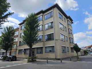 Mooi en goed gelegen appartement met 2 slaapkamers, ruime woonkamer, badkamer, inkomhal met gastentoilet, keuken, balkon, kelderberging en garage.Het...