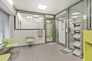 Bent u op zoek naar een kantoor of handelspand met maximale visibiliteit en een strategische ligging? Dit voormalige bankkantoor op de Torhoutsesteenweg 88a biedt maar liefst 210 m² aan polyvalente ruimte, pal aan het iconische kruispunt van Petit Paris. Dankzij de enorme passage en de gloednieuwe residentie aan de overzijde, geniet uw zaak hier van een ongeziene uitstraling.Een totale oppervlakte van 210 m² verdeeld over het gelijkvloers en de eerste verdieping. Beide verdiepingen zijn volledig ingericht als functionele kantoorruimtes.Het pand dateert van 1962 maar onderging in 2014 een grondige renovatie. Het is uitgerust met een moderne warmtepomp en beschikt over een gunstig EPC-label C.Voorzien van alle nodige faciliteiten, waaronder sanitaire voorzieningen en een keukentje op beide niveaus.Het pand beschikt over een ruime, waterdichte kelder, ideaal voor archivering of stockage.Geniet op de eerste verdieping van een inspirerend zijdelings zeezicht, wat een extra dimensie geeft aan uw werkomgeving.Gelegen op een van de drukste knooppunten van Oostende, verbindt deze locatie het commerciële centrum met de invalswegen. De buurt is volop in ontwikkeling, wat de waarde van dit vastgoed enkel ten goede komt.Interesse om uw bedrijf hier te vestigen? Wacht niet te lang en grijp deze kans op een zichtlocatie in de Koningin der Badsteden.Contacteer ons vandaag nog voor een plaatsbezoek!