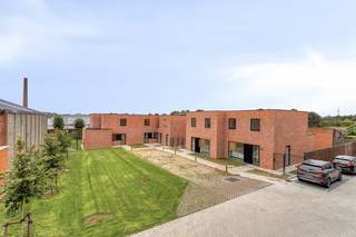<p>indeling van woning</p>
<h3>gelijkvloers</h3>
Op het gelijkvloers vind je een ruime inkom, een open en lichtrijke leefruimte met keuken, een ruime berging en aparte fietsberging. Dankzij de gunstige oriëntatie geniet je optimaal van natuurlijk licht en heb je middag- en avondzon in je eigen tuin.
<h3><br />eerste verdieping</h3>
— 3 ruime slaapkamers<br />— badkamer
<h3><br />duurzaamheid en energie</h3>
Bij het ontwerp werd sterk ingezet op energie-efficiëntie en wooncomfort. Zo geniet je van lage energiekosten en ben je minder afhankelijk van fossiele brandstoffen. Door het lage E-peil geniet je van een korting onroerende voorheffing van 50% gedurende 5 jaar.
<h3>de woning is uitgerust met:</h3>
— warmtepomp lucht/water in combinatie met vloerverwarming<br />— ventilatiesysteem D met warmterecuperatie<br />— doordachte isolatie en performante beglazing<br />— zonnepanelen<br />— een aangelegde tuin en terras
<h3><br />afwerking en prijs</h3>
Parkwoning B2 is in afwerkingsfase.<br />— Deze woning wordt momenteel volledig afgewerkt volgens de laatste trends, en is instapklaar binnen de 4 tot 6 maanden.<br />— De vermelde prijs betreft de volledig afgewerkte woning inclusief terras en tuin en aansluitingskosten, exclusief btw en verkoopkosten.<br />— Bij elke woning wordt een garage, overdekte autostaanplaats of parking verkocht, aan jou de keuze!