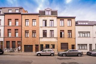<p>In een kleinschalig gebouw met slechts vier appartementen bevindt zich dit gelijkvloers appartement. Je betreedt het appartement via de leefruimte.</p>
<p>Aan de voorzijde bevindt zich een praktisch keukentje, dat mits een kleine opfrissing volledig naar eigen smaak kan worden ingericht. Vanuit de leefruimte heb je toegang tot een stadskoer, een heerlijk plekje om van de buitenlucht te genieten.</p>
<p>Aansluitend aan de leefruimte bevindt zich een hal met toegang tot de badkamer met inloopdouche. De slaapkamer ligt achteraan in het appartement.</p>
<p>Dit appartement vraagt om een frisse toets, maar vormt daardoor de ideale kans om er helemaal je eigen plek van te maken. Perfect voor wie houdt van een centraal gelegen stek met potentieel!</p>
