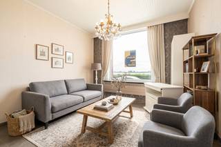 <p>Op een uitzonderlijke locatie langs de Spuikom in Oostende bevindt zich deze ruime en statige woning boordevol charme, ruimte en potentieel.<br /><br />Hier geniet u elke dag van een prachtig, open uitzicht over het water, terwijl alle voorzieningen, winkels, scholen en belangrijke invalswegen zich binnen handbereik bevinden.<br /><br />Bij het betreden van de woning komt u terecht in een verzorgde inkomhal met gastentoilet. De lichtrijke leefruimte vormt zonder twijfel het hart van de woning en biedt dankzij de grote raampartijen een magnifiek panoramisch zicht op de Spuikom. Aansluitend bevindt zich de goed onderhouden keuken, volledig uitgerust met alle nodige toestellen en praktisch ingericht voor dagelijks comfort.<br /><br />Achteraan nodigt de aangename tuin uit om in alle rust te genieten. Het fraai aangelegde terras in blauwe hardsteen vormt de ideale plek om te ontspannen of gasten te ontvangen. Daarnaast beschikt de woning over een degelijk en ruim tuinhuis dat extra bergruimte biedt.<br /><br />Op de eerste verdieping bevinden zich een royale master bedroom, een tweede volwaardige slaapkamer en een verzorgde badkamer die reeds werd vernieuwd met een stijlvolle inloopdouche. De tweede verdieping biedt nog tal van mogelijkheden met een derde slaapkamer, een vierde kamer die perfect kan dienen als bureau of hobbyruimte en een extra kamer die ideaal is als dressing of berging.<br /><br />Ook technisch scoort deze woning uitstekend. De elektrische installatie is conform de huidige normen en dankzij de aanwezige regenwaterput geniet u van een extra duurzame troef.<br /><br />Bent u op zoek naar een ruime gezinswoning met karakter, een unieke ligging aan het water en een zee aan mogelijkheden? Dan is deze charmante woning aan de Spuikom absoluut een bezoek waard.</p>