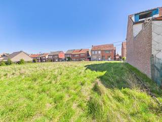 Dit perceel bouwgrond voor een halfopen bebouwing is gelegen in Wommersom (Linter). Het perceel heeft de ideale locatie voor de toekomstige...