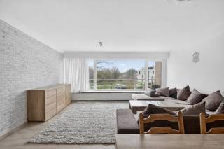 Bent u op zoek naar een interessant investeringspand of een comfortabel appartement op een strategische ligging? Dan kan dit lichtrijke appartement...