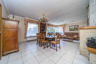 BEVEREN AAN DE IJZER: Zeer degelijke villa-bungalow met alle leefruimtes op het gelijkvloers, ruime garage en tuin op 772m² totale grondopp.<br />In het hartje van het landelijke Beveren aan de IJzer (deelgemeente van Alveringem) is deze bungalow gelegen. Typisch voor een bungalow is uiteraard dat alle leefruimtes op het gelijkvloers voorzien zijn (in totaal ca 165m²!); zo zijn er 2 slaapkamers én een badkamer beneden. De woning is een open bebouwing en bevat naast een garage inpandig ook nog over een ruime extra garage (ca 70m²). Door de oriëntatie van het perceel naar het westen valt er de ganse dag altijd wel ergens de zon en schaduw te spotten op het eigendom. De woning heeft bouwjaar 1966 maar werd begin jaren 2000 grondig onder handen genomen. Wandel je even mee door de woning?<br />- GLVL.: ruime inkomhall, lichtrijke en gezellige woonkamer (voorzien van een open haard), ruime ingerichte keuken (eiken kasten met alle apparatuur: koelkast, vaatwas,...), gang naar 2 ruime en volwaardige slaapkamers en de badkamer, wasplaats/berging, garage.<br />- 1ste VERD.: onder de schuinte van het dak is er nog een ruime zolderberging met o.a. de C.V.-installatie. <br /><u>Extra's</u>: centrale verwarming (stookolie), regenwater, dubbele beglazing (houten raamwerk), beperkte dakisolatie, zonnepanelen, spouwisolatie (6cm),...<br />Ruim en zongericht terras met zonnewering, gezellig groen hoekje, volledig omheinde tuin, zalig vertoeven in deze zonovergoten tuin! Aparte toegang via hekken naar de extra ruime garage (ca 70m²). <br />Bepaalde opfriswerken zijn zeker nog bij deze woning maar het gegeven op zich is een heel mooi en interessant aanbod: open bebouwing met alle leefruimtes op het gelijkvloers, aparte ruime garage en een zalige zonnige tuin. 