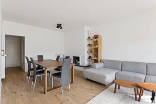 <strong>Lichtrijk gerenoveerd appartement met 2 slaapkamers</strong><br /><br />Het appartement is recent gerenoveerd (ca. 2020) en is kwaliteitsvol afgewerkt. <br /><strong><br />Algemeen:</strong><br />- Bewoonbare oppervlakte: ca. 88 m²<br />- Er ligt parket doorheen het appartement <br />- 2 ruime slaapkamers <br />- 1 polyvalente ruimte/berging/bureau<br />- Optimale lichtinval in het gehele appartement<br />- Grote leefruimte met volledig geïnstalleerde keuken<br />- Onderhoudsvriendelijk terras<br />- Het raam in de woonkamer wordt hersteld<br /><br /><strong>Technische kenmerken:</strong><br />- Condensatie ketel op gas <br />- Keuken voorzien van alle comfort en moderne toestellen<br />- Badkamer met inloopdouche en dubbel badkamermeubel<br />- 2 bergingen<br />- Energiezuinig appartement (EPC B)<br />- Geen grote kosten voorzien aan het gebouw<br /><br /><strong>Indeling:</strong><br />- Inkomhal<br />- Ruime leefruimte op parket met eetplaats<br />- Volledig uitgeruste keuken met bergruimte <br />- Woonkamer met toegang tot terras<br />- 2 ruime slaapkamers <br />- Badkamer met inloopdouche en dubbel badkamermeubel<br />- Apart toilet<br />- Bijkomende polyvalante ruimte/bergruimte/bureau<br />- Terras (7 m²)<br /><br /><strong>Onmiddellijke omgeving:</strong><br />- Zeer vlotte bereikbaarheid naar Antwerpen en Brussel<br />- Scholen, winkels, openbaar vervoer op wandelafstand