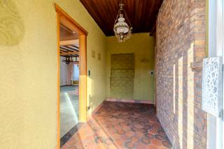 <p><strong>Op een ruim perceel van maar liefst 1.264 m² bevindt zich deze vrijstaande woning met een volledige onderkeldering en een bijzonder ruime tuin. De woning dateert van 1975 en biedt dankzij haar praktische indeling, royale perceeloppervlakte en talrijke mogelijkheden een uitstekende basis voor wie op zoek is naar een woning om volledig naar eigen smaak te renoveren. EPC-label E (493 kWh/m²/jaar) - Elektrische keuring niet conform<br /></strong><br />Gelegen op het einde van een doodlopende straat vlakbij het centrum van Hulshout én met een lagere school op wandelafstand. Als kers op de taart is het erkend en beschermd natuurgebied "De Grote Nete en Herenbossen" uw achtertuin.</p>
<p><span>Via de inkomhal betreden we de woning en bereiken we de ruime, lichtrijke leefruimte. De grote raampartijen zorgen voor een aangename natuurlijke lichtinval, terwijl de centraal geplaatste houtkachel extra gezelligheid biedt. Aansluitend bevindt zich de afzonderlijke keuken, uitgerust met houten keukenkasten en de nodige toestellen.</span></p>
<p><span>Verder beschikt de woning over drie slaapkamers en een badkamer, ingericht met een ligbad, douche en wastafel. Alle woonvertrekken bevinden zich op hetzelfde niveau, wat zorgt voor een bijzonder praktische indeling.</span></p>
<p><span>Een belangrijke meerwaarde is de </span><strong><span>volledige onderkeldering</span></strong><span>. Deze omvat onder meer een ruime inpandige garage, een wasruimte, technische voorzieningen en verschillende bijkomende bergmogelijkheden. Ideaal voor wie nood heeft aan extra opslag- of hobbyruimte.</span></p>
<p><span>De woning is gelegen op een mooi perceel van 1.264 m² en wordt omgeven door een bijzonder ruime tuin. Zowel aan de voor- als achterzijde is er volop ruimte om een aangename buitenomgeving te creëren. Het verhoogde terras aan de achtergevel biedt een mooi uitzicht over de tuin, waar zich eveneens een houten tuinhuis bevindt.</span></p>
<p><span>Het huis verkeert grotendeels in haar oorspronkelijke staat en vraagt om renovatie. Dit biedt toekomstige eigenaars de mogelijkheid om het geheel volledig naar eigen wensen en hedendaagse woonnormen in te richten.</span></p>
<p><strong><span>Op zoek naar een vrijstaande woning met een ruim perceel, gelijkvloers wooncomfort en heel wat potentieel?</span></strong><span> Ontdek zelf de mogelijkheden van deze eigendom en contacteer ons via 014/95 37 50!</span></p>