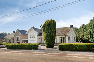 In het landelijke Hoepertingen, deelgemeente van Borgloon, bevindt zich deze vrijstaande woning op een mooi perceel van maar liefst 1.170 m². Dankzij de ruime tuin, de zuidelijke oriëntatie en de solide basis vormt deze woning de ideale opportuniteit om verder naar eigen smaak in te richten.<br /><br />De woning beschikt over een bewoonbare oppervlakte van 172m² en omvat een lichtrijke leefruimte, keuken, twee slaapkamers en een badkamer. Verder is er een ruime garage, berging/wasplaats en zijn er meerdere bijkomende parkeerplaatsen op eigen terrein.<br /><br />Buiten geniet je van een zonnige, zuidgerichte tuin met terras, waar je de hele dag door van de zon en de rust kan genieten.<br /><br />Troeven<br /> x Vrijstaande woning op een perceel van 1.170 m²;<br /> x Zuidgerichte tuin met overdekt terras;<br /> x Bewoonbare oppervlakte van 172 m²;<br /> x Garage en extra parkeergelegenheid;<br /> x Rustige ligging in een groene omgeving;<br /> x Ideale basis voor een grondige renovatie naar eigen smaak.<br /><br />Ben je op zoek naar een woning met veel potentieel, een ruime tuin en een rustige ligging? Dan is deze eigendom zeker een bezoek waard.<br /><br />Lijkt deze woning wel iets voor jou? Plan dan snel een bezoek door te bellen naar 012 23 00 23 of stel je vragen aan roland@immo-leroi.be.