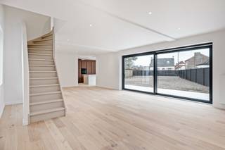 Deze ruime open bebouwing ligt vlakbij het centrum van Zandvliet, met winkels, scholen en openbaar vervoer in de directe omgeving. De...