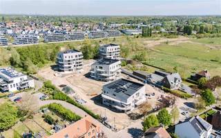 <p><span>TUBEL Gentbrugge - Scheldeproject aan de Gentbrugse Meersen - Reeds 81% verkocht! Wees er snel bij!</span></p><p><span> </span></p><p><span>Tubel is een gloednieuwe woonsite langsheen de Schelde in Gentbrugge. </span></p><p><span> </span></p><p><span>Hier gaan stijlvolle architectuur, duurzame materialen en doordachte technieken hand in hand met de natuurlijke dynamiek van het aanpalende natuurgebied Gentbrugse Meersen. </span></p><p><span>En dit alles op een boogscheut (4 km) van Gent verwijderd! </span></p><p><span> </span></p><p><span>Tubel belooft een frisse en dynamische woonzone te worden waar het aangenaam leven is voor iedereen. </span></p><p><span>Een gloednieuwe thuis voor éénieder die belang hecht aan gezond wonen en bewust leven, aan optimaal werken en heerlijk ontspannen. </span></p><p><span> </span></p><p><span>4 stapelwoningen met 54 appartementen (1, 2 en 3-slaapkamers), tuin en/of ruim terras (tot 61,4m²!) sieren het project. </span></p><p><span>Extra troeven: ondergrondse parking (met mogelijkheid tot het voorzien van een laadpunt), fietsenberging, publiek fiets-/wandelpad en een co-moestuin.</span></p><p><span> </span></p><p><span>DE WONINGEN: </span></p><p><span>4 energiezuinige (E20, potentieel nog zuiniger) stapelwoningen met licht hellend dak bestaand uit 3, 4 of 5 bouwlagen. 12 tuinappartementen, 30 terrasappartementen, 12 dakappartementen. </span></p><p><span>Bewoonbare oppervlaktes van 53,2 m² tot 139,5 m² met terrassen van 9 m² tot 61,4 m² en tuinen van 106 m² tot 294 m². </span></p><p><span> </span></p><p><span>DE SITE: </span></p><p><span>Minimale verharding, maximale groenbeleving met streekeigen vegetatie. Ruime ondergrondse parking, bergingen en fietsenstallingen. <br />Een dynamische woonsite met wadi's, speelheuvels, co-moestuin en bloemenweides. Het publieke fiets- en wandelpad verbindt de Gentbruggekouter met het achterliggend jaagpad langs de Schelde. </span></p><p><span> </span></p><p><span>DE OMGEVING: </span></p><p><span>Natuurgebied Gentbrugse Meersen 240ha: aanpalend. <br />Gentbrugge treinstation: 2,1 km. Gent Centrum: 4,5 km. Oprit R4/E40/E17: 2,4 km. Winkels en faciliteiten: op 500 m.</span></p><p><span> </span></p><p><span>Vanaf 340.000 euro excl. kosten en btw.</span><span> </span><span>Dit project komt in aanmerking voor de 6% BTW - regelgeving. </span></p><p><span>Verhuizen of verhuren kan meteen - de appartementen zijn instapklaar bij akte. Kies nu nog zelf uw afwerking!</span></p><p><span> </span></p><p><span>Neem contact op met Axel Lenaerts makelaars voor een bezoek: 09 245 24 24 of <span>gent@axellenaerts.be</span></span><span> </span></p><p><span> </span></p>