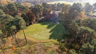 Deze exclusieve villa biedt een uitzonderlijke woonbeleving op een prachtig domein van ruim 18.027 m². De woning geniet van een uiterst rustige...