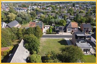 Immo Van Middelem verkoopt deze rustig en residentieel gelegen bouwgrond van +/-2a56ca geschikt voor het oprichten van een half-open bebouwing...