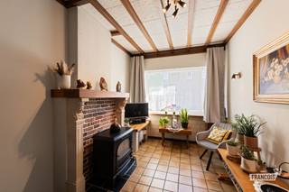 Deze goed onderhouden rijwoning bevindt zich in de Diksmuidestraat in Blankenberge, op korte afstand van verschillende grote winkelketens en de haven van Blankenberge. Dankzij de ligging zijn winkels, dagelijkse voorzieningen en het centrum vlot bereikbaar.<br /><br />De woning werd doorheen de jaren steeds goed onderhouden. Zo werd recent de voorgevel opnieuw geïsoleerd en werd ook het platte dak voorzien van nieuwe isolatie. Hierdoor werd extra aandacht besteed aan het wooncomfort en de energieprestaties van de woning.<br /><br />Via de inkomhal komt u terecht in de woonkamer. Hier zijn verschillende authentieke elementen bewaard gebleven, waaronder de houten balken en de karaktervolle gaskachel. Deze elementen zorgen voor een aangename en gezellige sfeer.<br /><br />Aansluitend bevindt zich de keuken. Verder is er op de benedenverdieping nog een praktische berging en een badkamer, uitgerust met een ligbad, een lavabomeubel en een toilet.<br /><br />Op de eerste verdieping bevinden zich twee slaapkamers. Beide kamers bieden voldoende ruimte en kunnen naar eigen behoefte worden ingericht.<br /><br />Dankzij de praktische indeling, de twee slaapkamers, de goed onderhouden staat en de recente isolatiewerken is deze woning een interessante keuze als vaste woonplaats, tweede verblijf of investering in Blankenberge.<br /><br />Aarzel niet en plan vandaag nog uw bezoek aan deze karaktervolle rijwoning in Blankenberge!<br /><br />