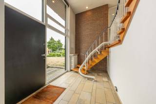 Deze KARAKTERVOLLE architectenwoning is gelegen te Meulebeke met name in de Astridlaan18 op een perceel grond van 1.210 m² en met een bewoonbare oppervlakte van 236m². De woning is een ontwerp is van architect Georges Vandenbussche (Konstrukto). Vandenbussche geldt als een van de belangrijkste vertegenwoordigers van de naoorlogse modernistische woonarchitectuur in Vlaanderen. Zijn eigen woning in Aarsele/Tielt werd zelfs beschermd als monument vanwege haar architecturale en historische waarde.<br /><br />PLUSPUNTEN:<br />* UNIEKE EN TIJDLOZE UITSTRALING<br />* DOORDACHTE INDELING<br />* RUIM PERCEEL (1.210m²)<br />* VOLLEDIG ONDERKELDERD (72m²)<br /><br />INTERIEUR:<br />Bij het betreden van de woning kom je in de inkomhal, die toegang biedt tot een ruime slaapkamer en de badkamer. Op de verdieping bevindt zich de lichtrijke leefruimte, waar de grote raampartijen zorgen voor een aangename en open sfeer. Aansluitend vind je de volledig ingerichte keuken.<br />Via enkele treden bereik je nog 2 ruime slaapkamers en een apart toilet.<br />De woning is volledig onderkelderd en beschikt over diverse technische ruimtes. Bovendien is er binnen parkeergelegenheid voorzien voor 2 wagens.<br /><br />EXTERIEUR:<br />De woning bevindt zich op een ruim perceel en geniet achteraan van een rustige, aangename tuin. Daarnaast is er ook een gezellig terras waar je in alle rust kan genieten van het buitenleven.