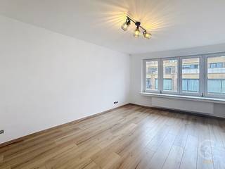 Droom je van een stijlvol verblijf aan zee? Dit volledig gerenoveerde appartement in Westende-Bad ligt op wandelafstand van het strand, winkels...