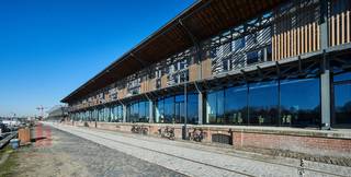 Instapklare kantoorruimte van <strong>887 m²</strong> in industriële loftstijl met prachtig uitzicht op het water. Gelegen in de Voorhaven van Gent, met vlotte verbinding naar de <strong>R4. </strong>Tevens vlot bereikbaar met het openbaar vervoer en op fietsafstand van Gent centrum.<br /><br />De kantoorruimte op de gelijkvloerse verdieping is open, lichtrijk en functioneel ingedeeld. De ruimte wordt opgedeeld door drie stijlvolle vergaderzalen in glas. Daarnaast is er een moderne kitchenette, sanitair met douche en een receptieruimte aanwezig. In de kelderverdieping vind je drie bijkomende vergaderruimtes en een ruime polyvalente zaal, perfect voor grotere meetings, workshops of events. <br /><br />Voor bijkomende informatie, gedetailleerde plannen of een vrijblijvend plaatsbezoek, contacteer <strong>PANORAMA B2B GENT KANTOREN</strong> op <strong>09 225 09 02</strong> en ontdek zelf de troeven van dit unieke pand aan het water.<br /> 