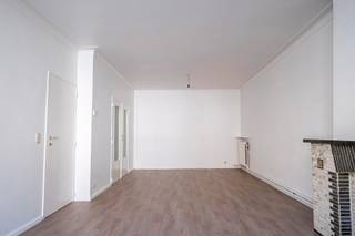 Luxueus gerenoveerd, zeer ruim appartement gelegen op 1e verdieping, in het centrum van Hoboken, dichtbij winkels en openbaar vervoer. <br /><br />Indeling: <br />Inkomhal met ingemaakte kasten, ruime living (30m²), aparte volledig ingerichte keuken met toestellen (oven, koelkast, kookvuur, dampkap, vaatwasser), moderne badkamer met prachtige inloopdouche, 2 grote slaapkamers (14m² en 12m²), apart toilet, grote berging met aansluiting wasmachine, zonnig terras. <br /><br />Bijzonderheden:<br />Beschikbaar vanaf 1 oktober.<br />Maandelijkse kosten € 50 (voor 1 bewoner, en 75 € voor 2 bewoners voor verbruik water, en poetsen gang). <br />Huisdieren niet toegelaten. <br />Er zijn overal nieuwe ramen geplaatst met dubbele beglazing, nieuwe elektrische rolluiken aan de achterzijde, cv op gas met HR-ketel, nieuw dak. <br />1e verdieping, geen lift. <br />Wij zoeken voor dit appartement een rustige persoon, of rustig koppel zonder kinderen. <br />EPC score 136 kWh/m²: laag verbruik gegarandeerd. Gas en elektriciteit met eigen meters.