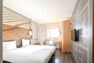 Ontdek een unieke investeringskans aan de Belgische kust met het Ibishotel in De Haan. Gelegen naast de prachtige duinenbossen, een van de groene juweeltjes van de regio, biedt dit hotel een ideale mix van natuur en comfort. Op slechts 700 meter van het strand en voorzien van een verwarmd buitenzwembad, is Ibis De Haan de perfecte plek voor een ontspannen verblijf. Bovendien is het hotel hondvriendelijk, waardoor ook uw trouwe viervoeter welkom is. Als eigenaar geniet je van een verlaagd tarief van 35€/ nacht, alsook een gratis ontbijt! <br /><br />- Moderne Faciliteiten: De hotelkamer is uitgerust met een comfortabel tweepersoonsbed, geluiddempend laminaat en een moderne badkamer met lavabo, toilet en douche. Het hotel werd recentelijk gerenoveerd, waardoor er toekomstgericht geen grote kosten meer noodzakelijk zijn. <br />- Professioneel Beheer: Het hotel wordt gerund door een ervaren team, dat zorgt voor een hoge klanttevredenheid en een efficiënte bedrijfsvoering.<br /><br />Als eigenaar hoeft u zich geen zorgen te maken over de exploitatie, het onderhoud of het vinden van huurders. Deze hotelkamer wordt aangeboden onder de formule van erfpacht. Hierdoor kunt u genieten van een zorgeloze investering met aantrekkelijk rendement.<br /><br />Kortom, investeren in een hotelkamer bij Ibis De Haan betekent genieten van een prachtige locatie, uitstekende faciliteiten en een professioneel beheerd eigendom. Mis deze kans niet om te investeren in een stukje paradijs aan de Belgische kust!