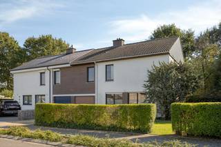 Verrassend ruime gezinswoning met 4 slaapkamers op een mooie locatie in Lichtaart.<br /><br />Bent u op zoek naar een woning met enorme potentie op een mooie locatie voor uw gezin? Dan is deze te renoveren woning in Lichtaart precies wat u zoekt.<br /><br />Gelegen in een zeer rustige en kindvriendelijke woonwijk met uitsluitend plaatselijk verkeer, genieten uw kinderen hier van een veilige speelomgeving. Met een openbaar speelpleintje op amper 100 meter afstand is dit de gedroomde plek om op te groeien.<br /><br />Indeling & Troeven:<br /><br />Lichtrijke leefruimte: Een gezellige woonkamer met direct en prachtig zicht op de achtertuin.<br /><br />Keuken: Praktisch gesitueerd aan de straatkant.<br /><br />Slaapkamers & Extra ruimte: Maar liefst 4 volwaardige slaapkamers én een extra ruimte die perfect dienst kan doen als dressing, hobbykamer of thuiswerkplek.<br /><br />Sanitair: badkamer met ligbad, toilet en dubbele lavabo.<br /><br />Comfort: Centrale verwarming op aardgas met radiatoren.<br /><br />Maak er uw droomhuis van.<br />Deze stevige woning (bouwjaar 1976) vormt de perfecte basis voor wie een woning naar eigen smaak en hedendaagse normen wil renoveren. De uitstekende ruimtes en de fantastische ligging maken elke investering hier meer dan waard.<br /><br />Grijpt u deze kans om van dit huis uw ultieme thuis te maken? Neem vandaag nog contact met ons op voor een bezoek.<br /><br />Dit pand is onderworpen aan de renovatieverplichting van de Vlaamse overheid voor residentiële gebouwen (behoudens bij sloop binnen 5 jaar na de aankoop). Consulteer voor meer informatie de website van het Vlaams Energie- en Klimaatagentschap via https://www.vlaanderen.be/een-woning-kopen/renovatieverplichting-voor-residentiele-gebouwen<br /><br />Bestuursmaatregelen in het maatregelenregister: nee