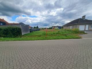 <p></p><p>Een goed gelegen perceel bouwgrond met een oppervlakte van 583m2 en een straatbreedte van 15,98m, gelegen in woongebied, stedenbouwkundig attest afgeleverd, geen voorkooprecht, geen dagvaarding.</p><p></p>