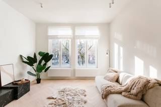 <p>Dit stijlvolle appartement op de tweede verdieping is gelegen op een uitzonderlijke locatie aan het prestigieuze Sint-Andriesplein, in het historische hart van Antwerpen. Het plein straalt een unieke charme en levendigheid uit, gekenmerkt door authentieke architectuur, verfijnde horecazaken en exclusieve boetieks. Het geliefde Sint-Andrieskwartier combineert een intiem buurtgevoel met de onmiddellijke nabijheid van de Modewijk, het Zuid en de Scheldekaaien.<br /><br />Bij het betreden van het appartement komt u binnen in de inkomruimte, waar zich recht voor u de geïnstalleerde keuken bevindt. Vooraan in het appartement situeert zich de lichtrijke leefruimte met een gezellige eethoek, waar het comfortabel vertoeven is dankzij de aangename natuurlijke lichtinval.<br /><br />Achteraan bevindt zich de rustige slaapkamer met aansluitend de badkamer, uitgerust met een moderne inloopdouche.<br /><br />Dit appartement is gelegen op een bijzonder gegeerde locatie in het centrum van Antwerpen.</p>