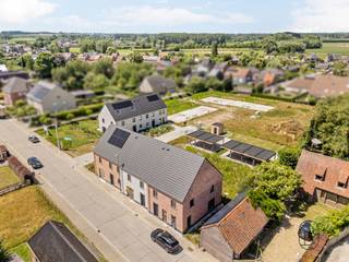 <p><span>Ontdek de charme van Asper, een sfeervolle deelgemeente van Gavere, waar een uniek nieuwbouwproject op u wacht. Gelegen in een bevoorrechte omgeving, op slechts 15 minuten rijden van de bruisende stad Gent, presenteert dit project 12 prachtige nieuwbouwwoningen. In elke woning is er de mogelijkheid om een vierde tot zelf een vijfde slaapkamer te voorzien. De woningen lot 1, 2 en lot 6 tot en met 12 hebben een afgewerkte zolderkamer in de prijs inbegrepen.<br /></span><br /><span>Dit woonproject bevindt zich in een licht en rustig gebied, een ware oase van sereniteit. Een woonerf waar rust en groen samenkomen, biedt u een unieke levensstijl weg van de drukte van alledag. Het is de perfecte balans tussen de levendige stad en de vredige natuur.</span><br /><span>Om uw comfort te optimaliseren, bieden wij de mogelijkheid om een carport of staanplaats aan te kopen. Voor €20.000 (exclusief kosten) kunt u genieten van de beschutting van een carport, terwijl een staanplaats, exclusief kosten, beschikbaar is voor €12.500. U heeft de vrijheid om te kiezen welke optie het beste bij uw wensen past.<br /></span><br /><span>Stap binnen in uw droomhuis, waar comfort en stijl samenkomen in deze volledig sleutel-op-de-deur afgewerkte woningen. Elk detail is zorgvuldig overwogen, waardoor u meteen kunt genieten van uw nieuwe thuis in Asper.</span><br /><span>Volgens het voorziene lastenboek heeft u de keuze om deze ruimtes in te richten volgens uw eigen smaak en voorkeuren.<br /><br />Bezoek na afspraak met immo beguin: emiel@immobeguin.be<br /></span></p>
