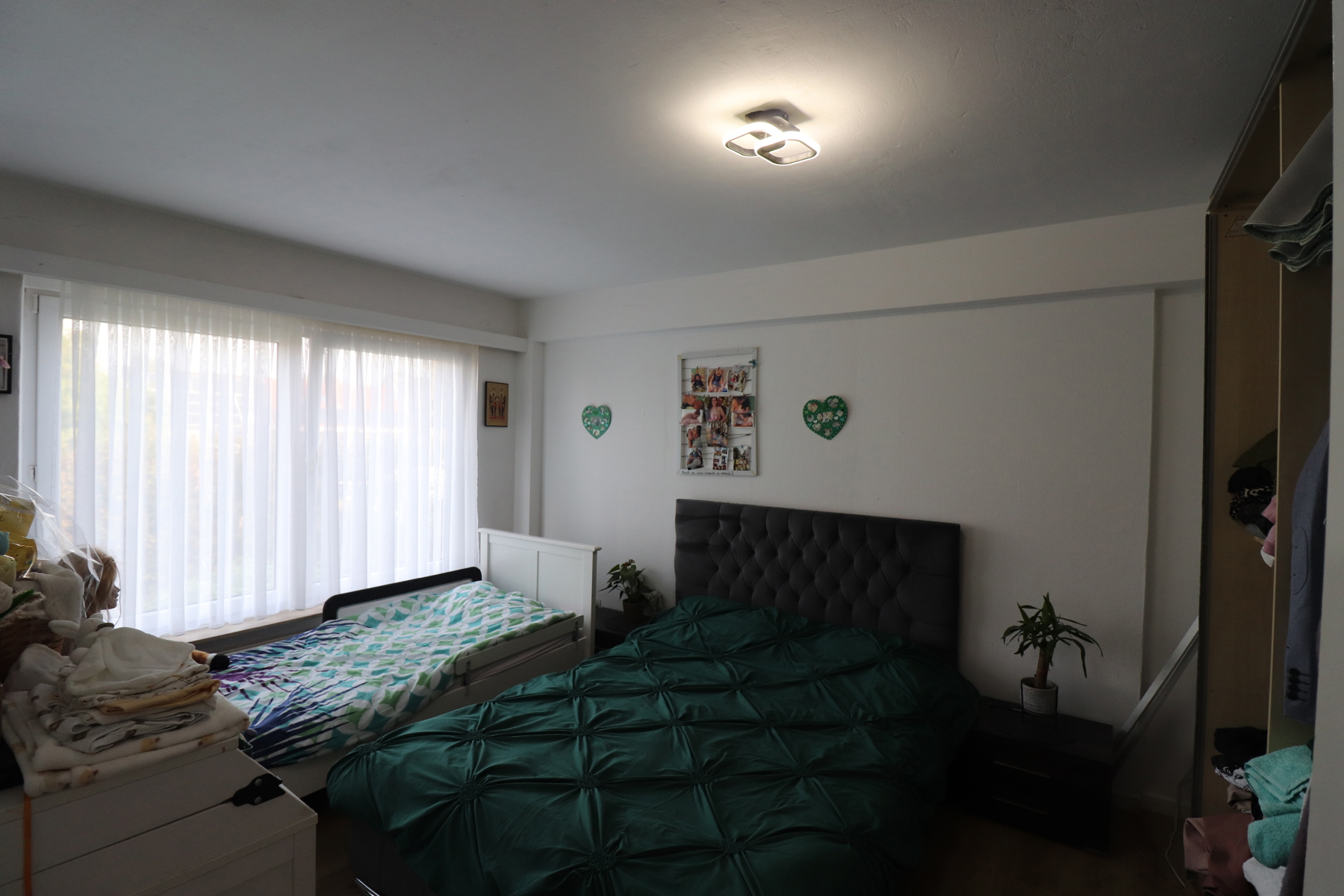 Appartement op de tweede verdieping met 2 slaapkamers met op het gelijkvloers garage met berging en tuin. - foto 5