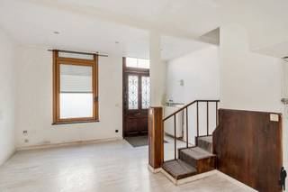<p><strong>Charmante renovatiewoning op topligging, pal in het centrum van Mechelen.</strong></p>
<p><strong>BEKIJK ZEKER ONZE (VIRTUELE) GRONDPLANNEN EN ATTESTEN VOOR DE INDELING EN EXTRA INFORMATIE.</strong></p>
<p><strong>SPECIFIEKE KENMERKEN:</strong></p>
<ul>
<li>Charmante stadswoning met 2 ruime slaapkamers</li>
<li>Ideaal als starterswoning of interessante investering/opbrengsteigendom</li>
<li>Dak volledig vernieuwd in 2025</li>
<li>Uitstekend gelegen in het bruisende centrum van Mechelen, op wandelafstand van winkels, scholen, openbaar vervoer, horeca en parken</li>
</ul>
<p><strong>TECHNISCHE KENMERKEN:</strong></p>
<ul>
<li>EPC-score: 398 kWh/(m²/jaar) – Label D</li>
<li>Elektrische installatie niet conform het AREI</li>
<li>Asbestveilig</li>
<li>Verwarming op aardgas via radiatoren</li>
<li>Kelder van ca. 16 m²</li>
</ul>
<p><strong>INDELING:</strong></p>
<p><u>Gelijkvloers:</u></p>
<ul>
<li>Leefruimte</li>
<li>Keuken</li>
<li>Badkamer</li>
</ul>
<p><u>Eerste verdieping:</u></p>
<ul>
<li>Eerste slaapkamer van ca. 16 m²</li>
</ul>
<p><u>Tweede verdieping:</u></p>
<ul>
<li>Tweede slaapkamer van ca. 16 m²</li>
</ul>