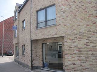 Dit energiezuinig appartement, bestaande uit inkom, berging, woonkamer, keuken, afzonderlijk toilet, slaapkamer en badkamer, heeft een bijzonder ruime indeling en is uitstekend onderhouden (én net geschilderd). <br /><br />De woonkamer is lichtrijk en ruim en de praktische keuken sluit goed aan op de leefruimte.<br />Eveneens een afzonderlijke berging aanwezig. <br />De grote slaapkamer biedt voldoende ruimte voor een groot bed, een kledingkast, ... . <br />De badkamer (met sierradiator) is voorzien van een dubbele lavabo en ligbad. <br /><br />Daarnaast beschikt het appartement over één parkeerplaats en een gemeenschappelijke fietsenstalling/opbergruimte wat tevens inbegrepen is in de prijs. <br /><br />Het appartement is gelegen in Oudenaarde, op de hoek van de Fortstraat en de Groenstraat. <br />U bevindt zich op loopafstand van winkels, restaurants en openbaar vervoer. <br />Extra pluspunt: stad Oudenaarde op wandelafstand!<br /><br />Provisie maandelijkse kosten: 10 euro