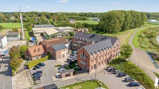 Dit voormalige historische bedrijfsgebouw, prachtig gelegen aan de oevers van de Schelde, werd met de grootste zorg getransformeerd tot 20 unieke en authentieke appartementen. De karaktervolle gevels behoren tot het industrieel erfgoed en werden volledig behouden, waardoor de historische uitstraling van het gebouw perfect samengaat met hedendaags wooncomfort.<br /><br />Elk appartement heeft een eigen karakter. De hoge plafonds, grote raampartijen en overvloedige natuurlijke lichtinval creëren een bijzonder ruimtelijk en aangenaam woongevoel. Bovendien worden de appartementen volledig afgewerkt en instapklaar opgeleverd.<br /><br />De ligging vormt een mooie combinatie van rust en bereikbaarheid: wonen in een unieke omgeving aan de Schelde, terwijl winkels, horeca en andere voorzieningen vlot bereikbaar blijven.<br /><br />Indeling appartement 0.7<br /><br />Gelijkvloers<br />- Inkomhal met toegang tot de verschillende ruimtes<br />- Ruime slaapkamer van ca. 16 m²<br />- Volledig uitgeruste badkamer van ca. 6 m²<br />- Praktische berging van ca. 7 m²<br />- Apart gastentoilet<br />- Royale leefruimte van maar liefst ca. 52 m²<br />- Volledig geïntegreerde open keuken, voorzien van alle comfort<br />- Rechtstreekse toegang tot de privatieve tuin<br />- Ruime privétuin van ca. 91 m²<br />- Aangename combinatie van binnen- en buitenleven<br /><br />Algemeen<br />- EPC A<br />- Autostaanplaats inbegrepen in de verkoopprijs<br />- Verkoop onder registratierechten<br />- Uniek woonproject in een historisch bedrijfsgebouw<br />- Beschermde, karaktervolle gevels met industriële uitstraling<br />- Hoge plafonds en veel natuurlijke lichtinval<br />- Volledig afgewerkt en instapklaar<br />- Unieke ligging aan de oevers van de Schelde<br />- Rustige woonomgeving met voorzieningen vlot bereikbaar<br />- Excl. kostprijs aansluitingen nutsvoorzieningen <br /><br />Een bijzonder appartement voor wie op zoek is naar ruimte, karakter en hedendaags wooncomfort op een unieke locatie aan de Schelde.<br /><br />Op zoek naar een woning, appartement of bouwgrond in het Waasland of de Denderstreek?<br />De Boer & Partners Waas & Dender begeleidt u graag bij de aankoop of verkoop van vastgoed in deze ruime regio.<br />Wenst u dit pand te bezoeken? Contacteer ons via waasendender@deboerenpartners.be of 03 377 55 00.