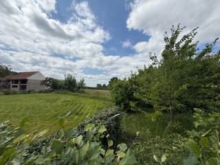 Bent u op zoek naar een gunstig gelegen bouwgrond voor een halfopen bebouwing in een rustige, groene omgeving? Dan is dit perceel in het...