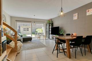 Op zoek naar een modern en energiezuinig huis te koop in Brugge? Deze recente bouw aan de Houtkaai in Kristus-Koning biedt de perfecte balans tussen rust en het stadsleven. Dit instapklare vastgoed beschikt over alle hedendaagse comfort, een aangename tuin en twee autostaanplaatsen. Dankzij de uitstekende ligging geniet u van een vlotte bereikbaarheid naar de Brugse binnenstad, belangrijke invalswegen en diverse fiets- en wandelpaden langs het water. Een unieke kans voor wie een kwalitatieve gezinswoning wil kopen in Brugge.<br /><br />Indeling: <br />Glvl.:<br />- inkomhal met apart toilet <br />- woonkamer<br />- keuken<br />- berging met aansluiting wasmachine<br />- tuin met terras<br /><br />1°V.:<br />- nachthal <br />- drie slaapkamers<br />- ruime badkamer voorzien van bad, inloopdouche, toilet en dubbele wastafel<br /><br />2°V.: <br />- vierde slaapkamer / bureel <br />- dakterras<br /><br />Neem vandaag nog contact op voor meer informatie over dit aanbod in Brugge.<br /><br />Bestuursmaatregelen in het maatregelenregister: nee