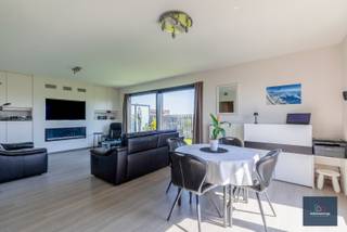 Dit stijlvolle en instapklare penthouse met een bewoonbare oppervlakte van 102m² en rondom terrassen werd gebouwd in 2012 en is nog steeds in...